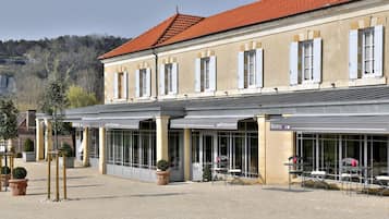 Un edificio con letreros de restaurante, bistro y hotel.