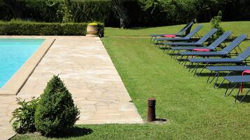 Piscine extérieure, chaises longues