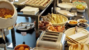 Daily continental breakfast (EUR 23 per person)