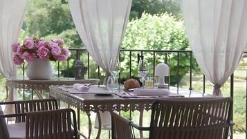 2 restaurants, serveren ontbijt, lunch, diner, Franse gerechten
