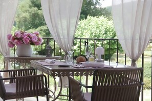 2 restauranter, frokost, lunsj og middag serveres, franske retter