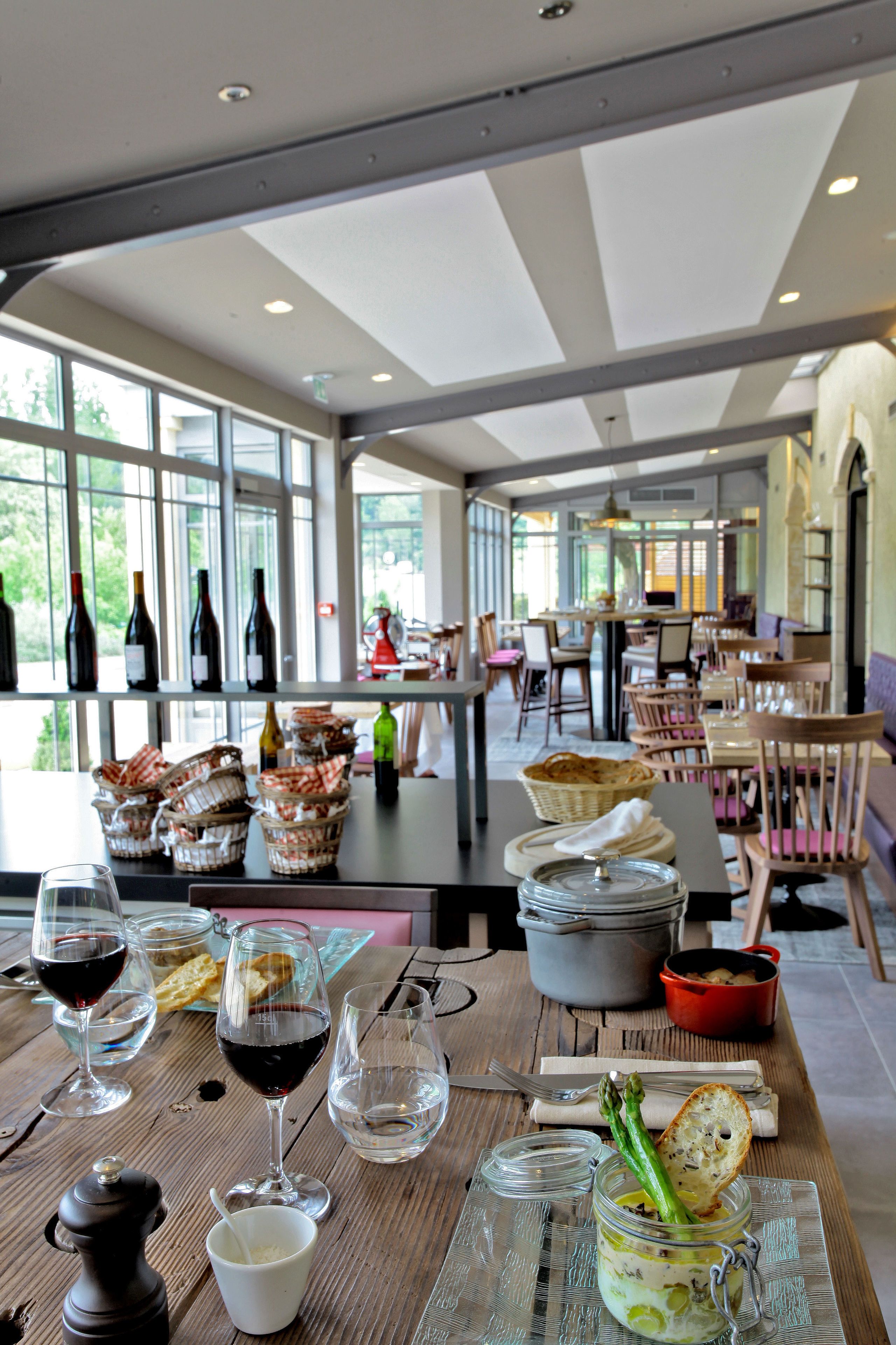 2 restaurants, breakfast, lunch, dinner served; french cuisine