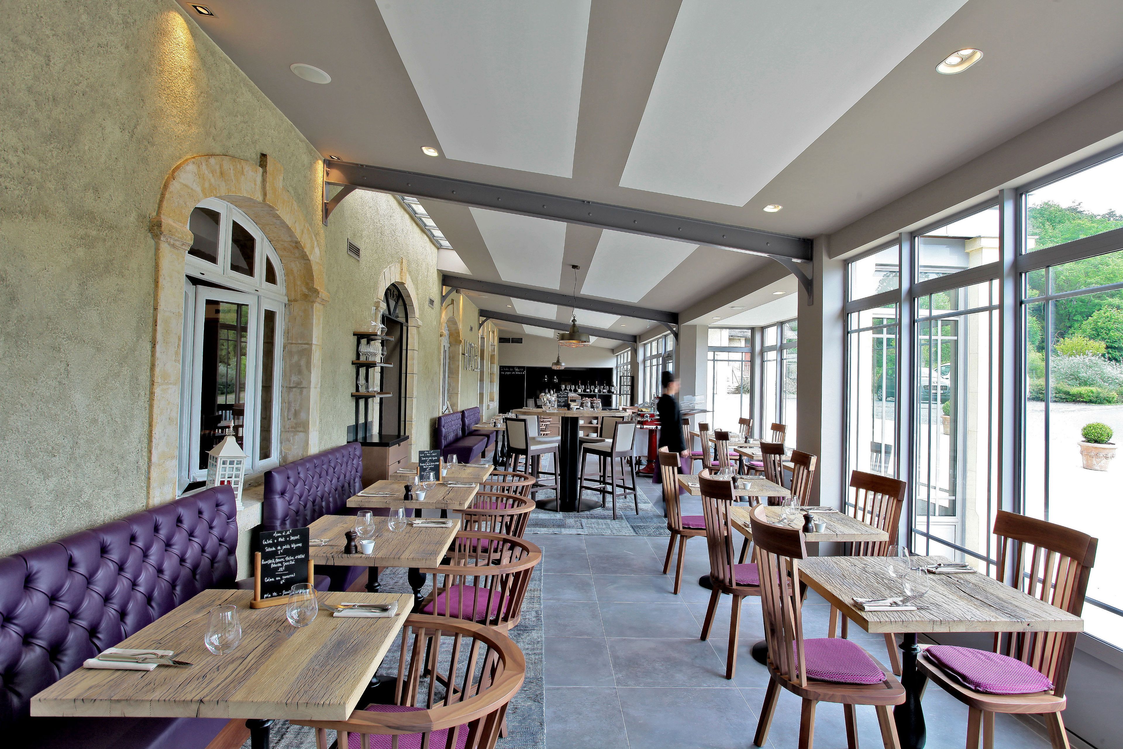 2 间餐厅，供应早餐、午餐和晚餐，法国菜