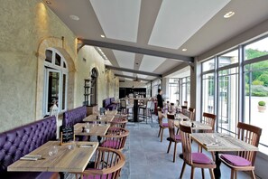 2 restaurantes, se sirven desayunos, comidas, cenas y cocina francesa