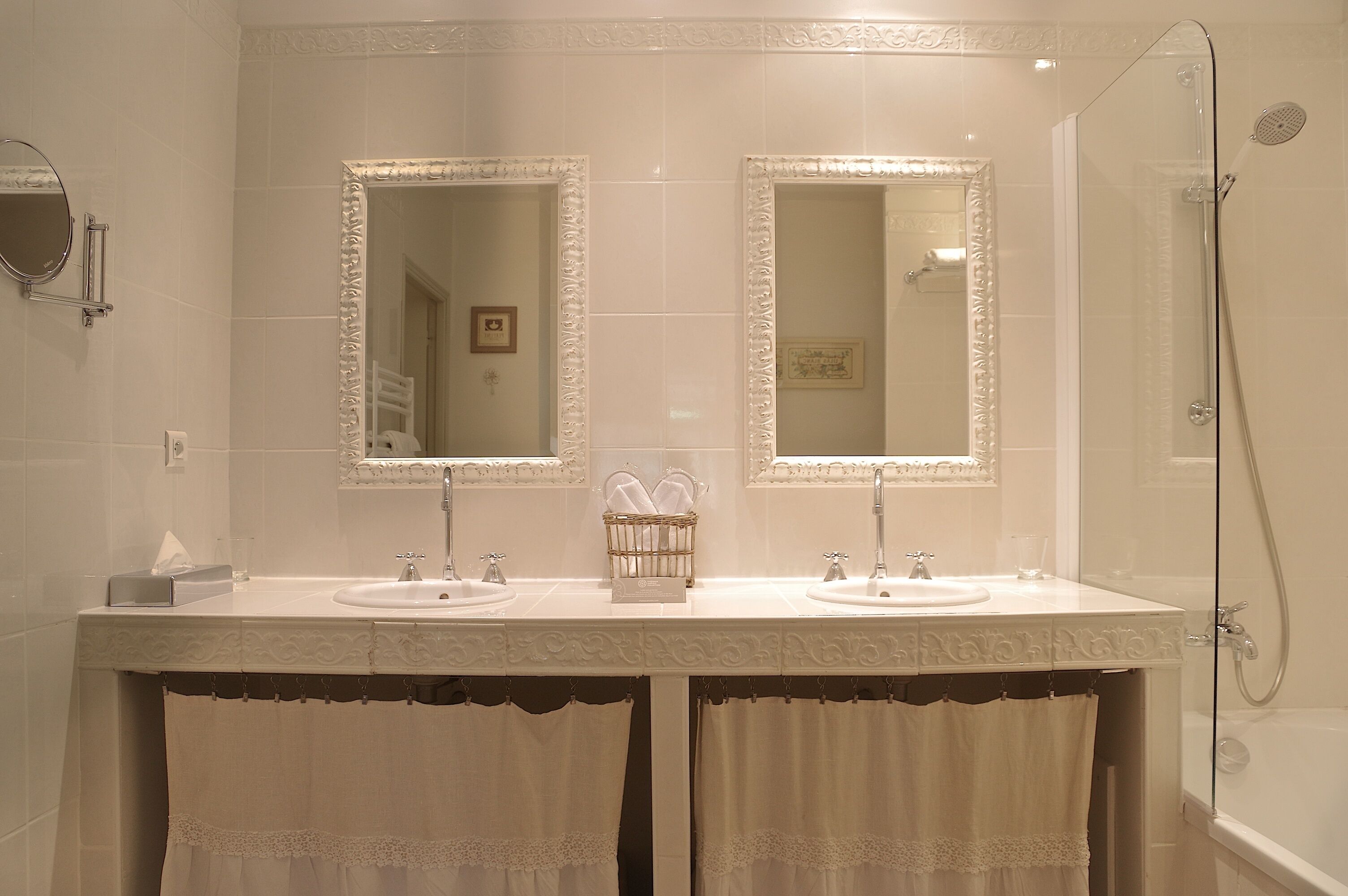 junior suite | bathroom | free toiletries, hair dryer, slippers, towels