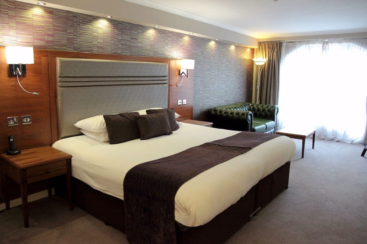 Desk, iron/ironing board, free WiFi, bed sheets