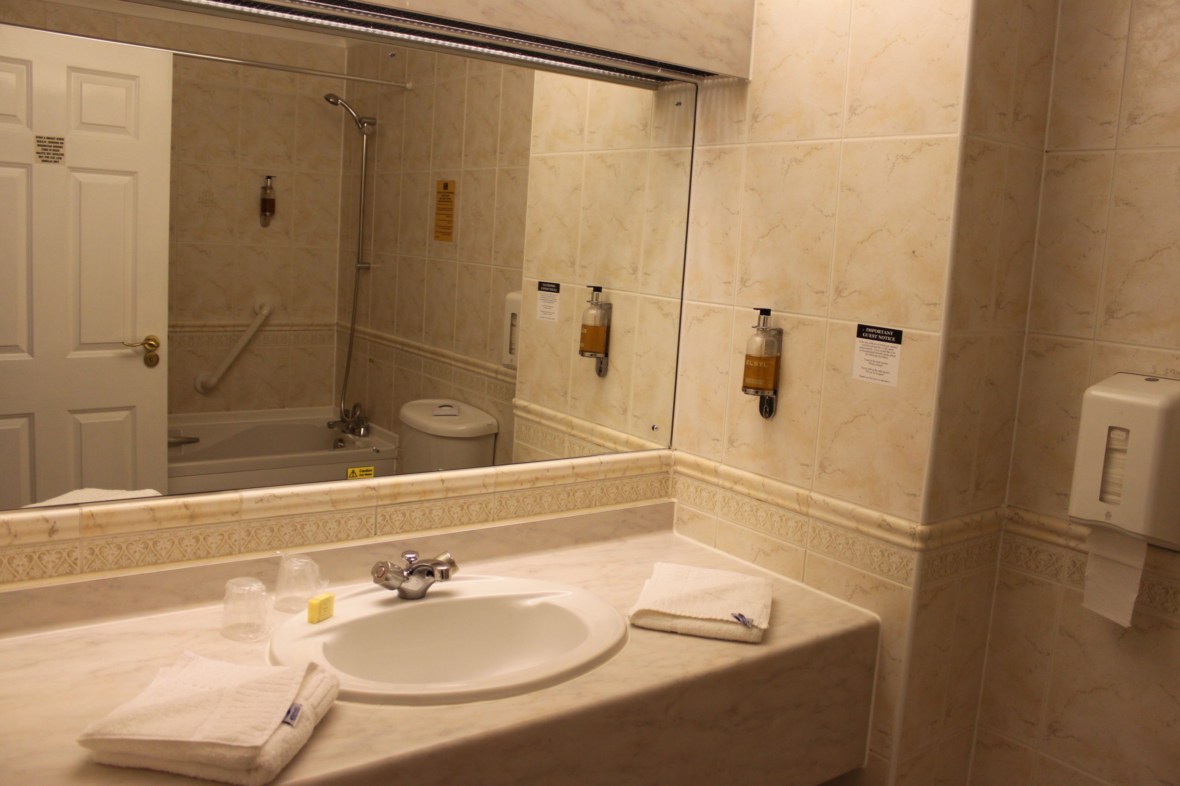 club double room, 1 king bed | bathroom | combined shower/bathtub, free toiletries, hair dryer, towels