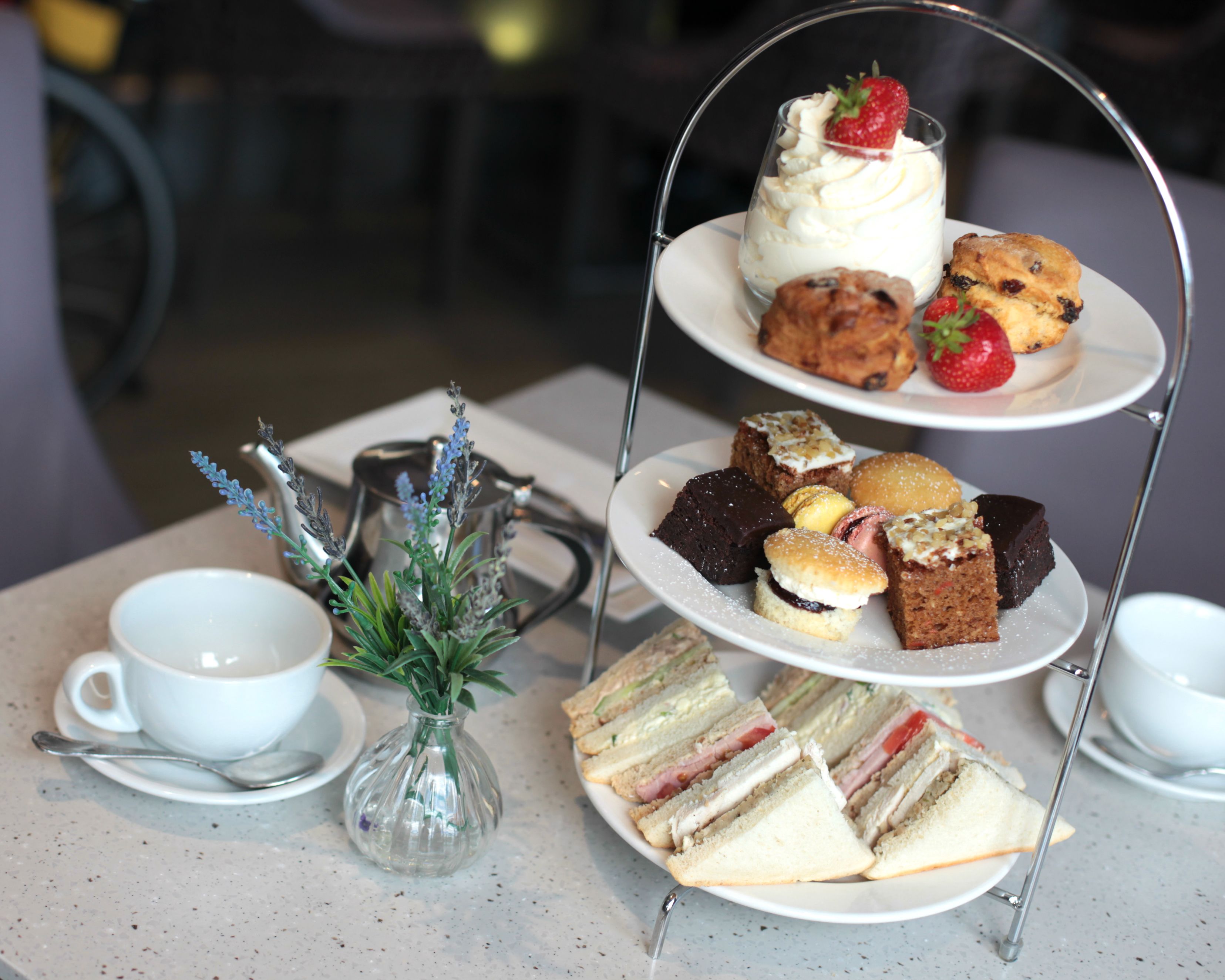 2 restaurants, lunch served