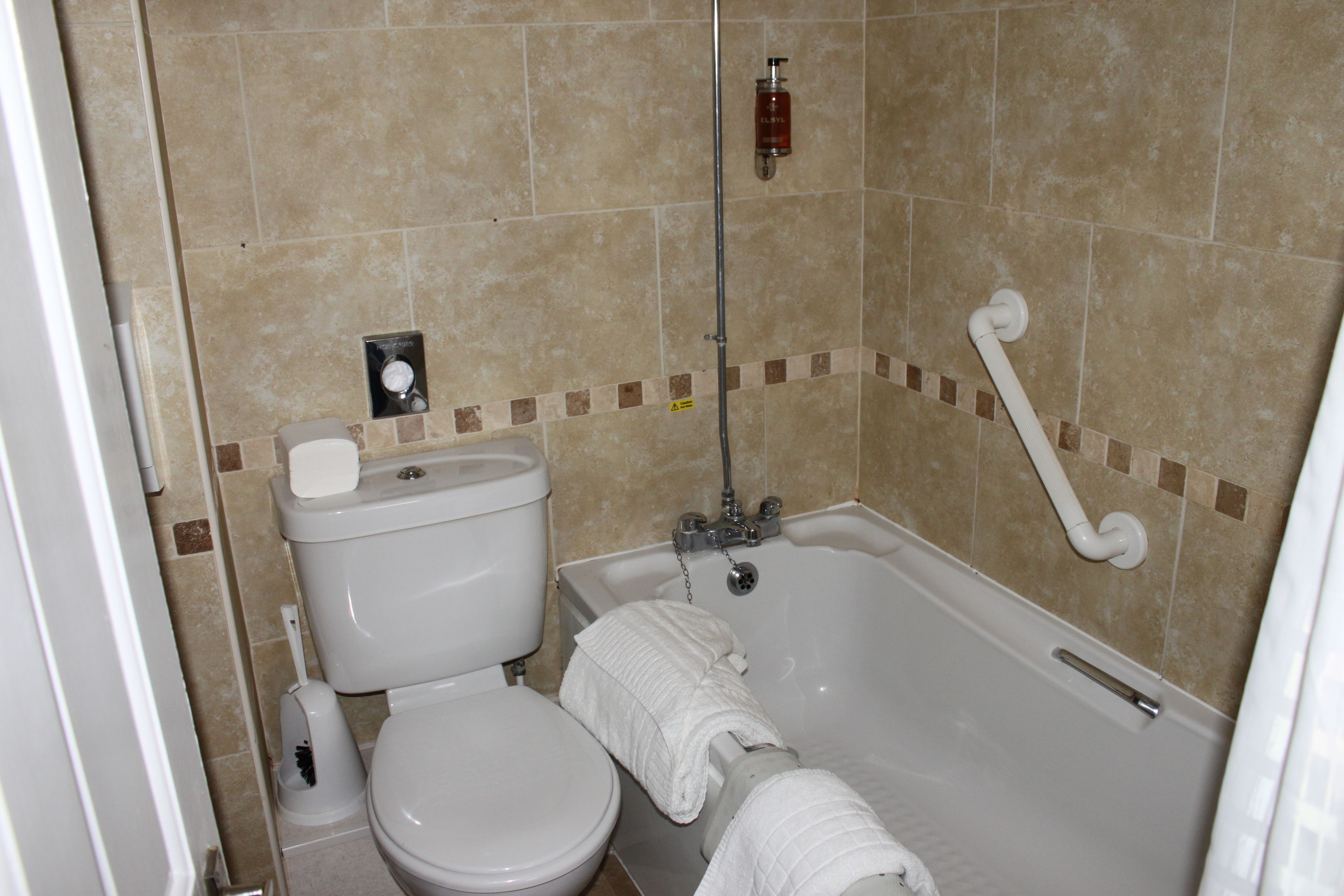 business double room, 1 king bed | bathroom | combined shower/bathtub, free toiletries, hair dryer, towels