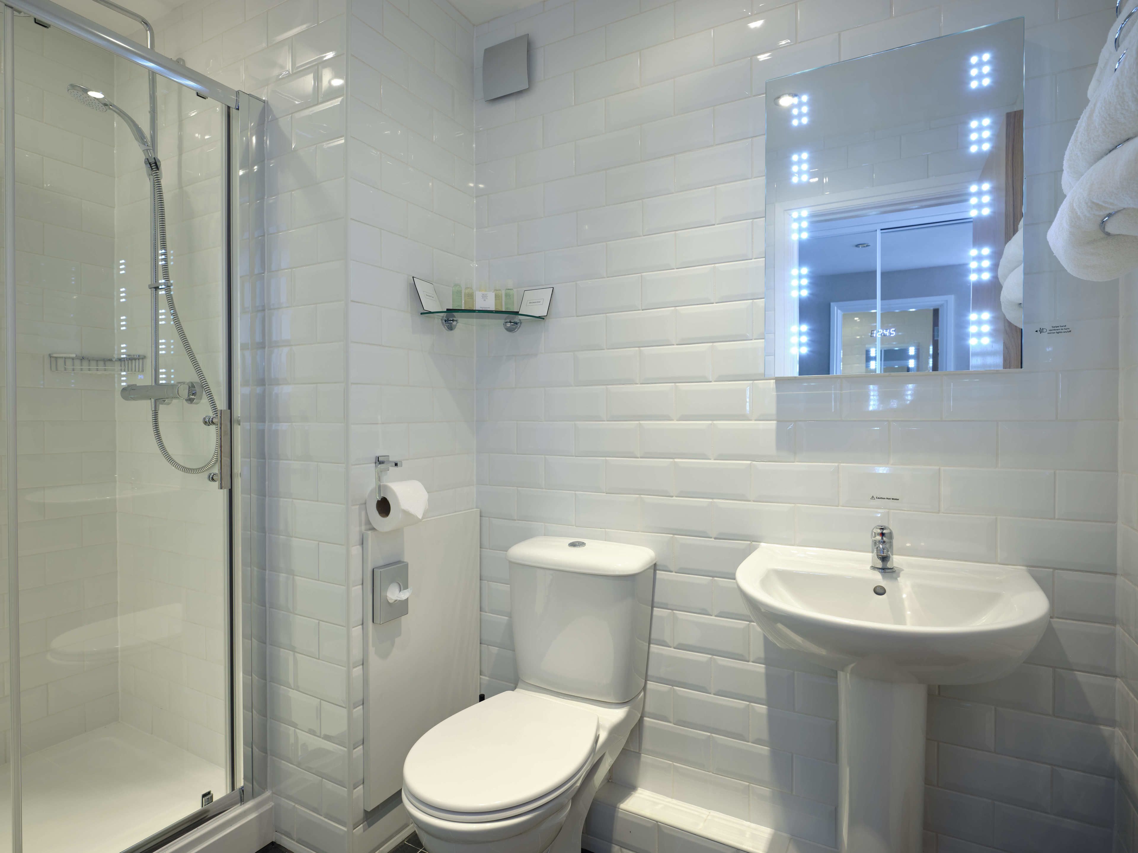 deluxe double room, canal view | bathroom | combined shower/bathtub, free toiletries, hair dryer, towels