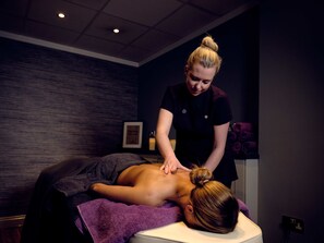 Soins corporels, soins d'aromathérapie, massages aux pierres chaudes