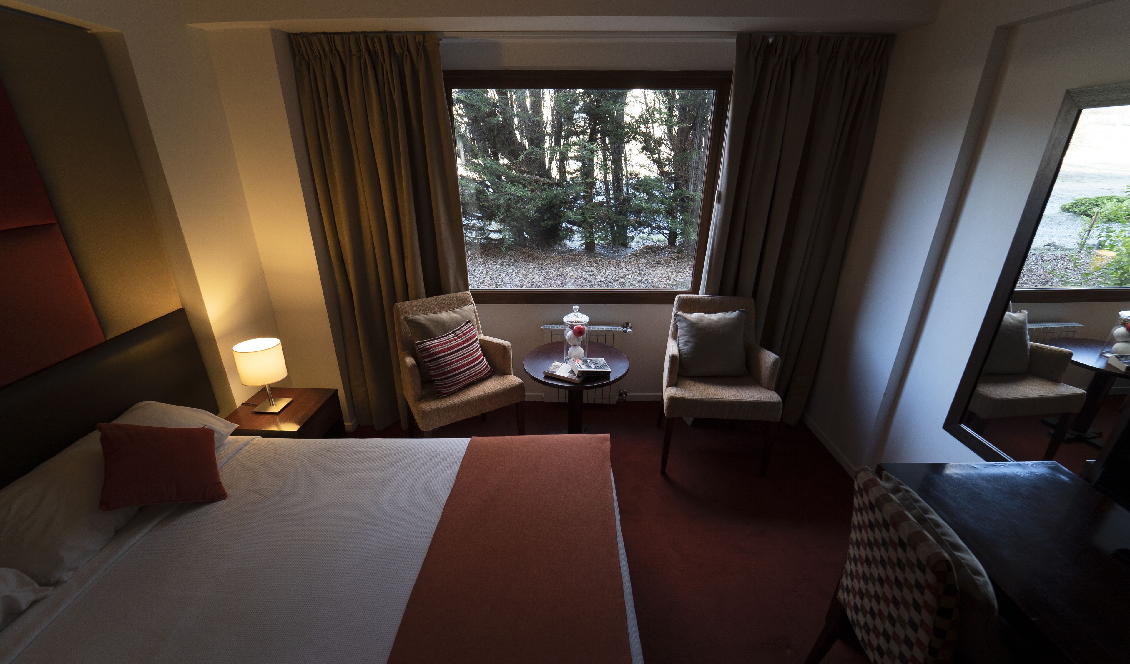 standard room, 1 queen bed | 1 bedroom, minibar, in-room safe, individually decorated