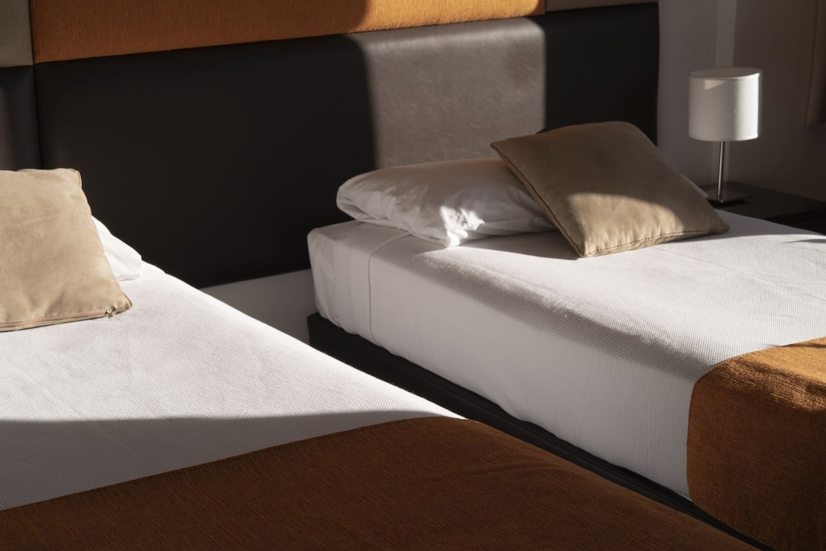 Minibar, in-room safe, desk, WiFi (free)