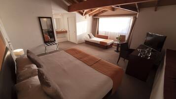 Minibar, caja de seguridad en la habitación y decoración personalizada