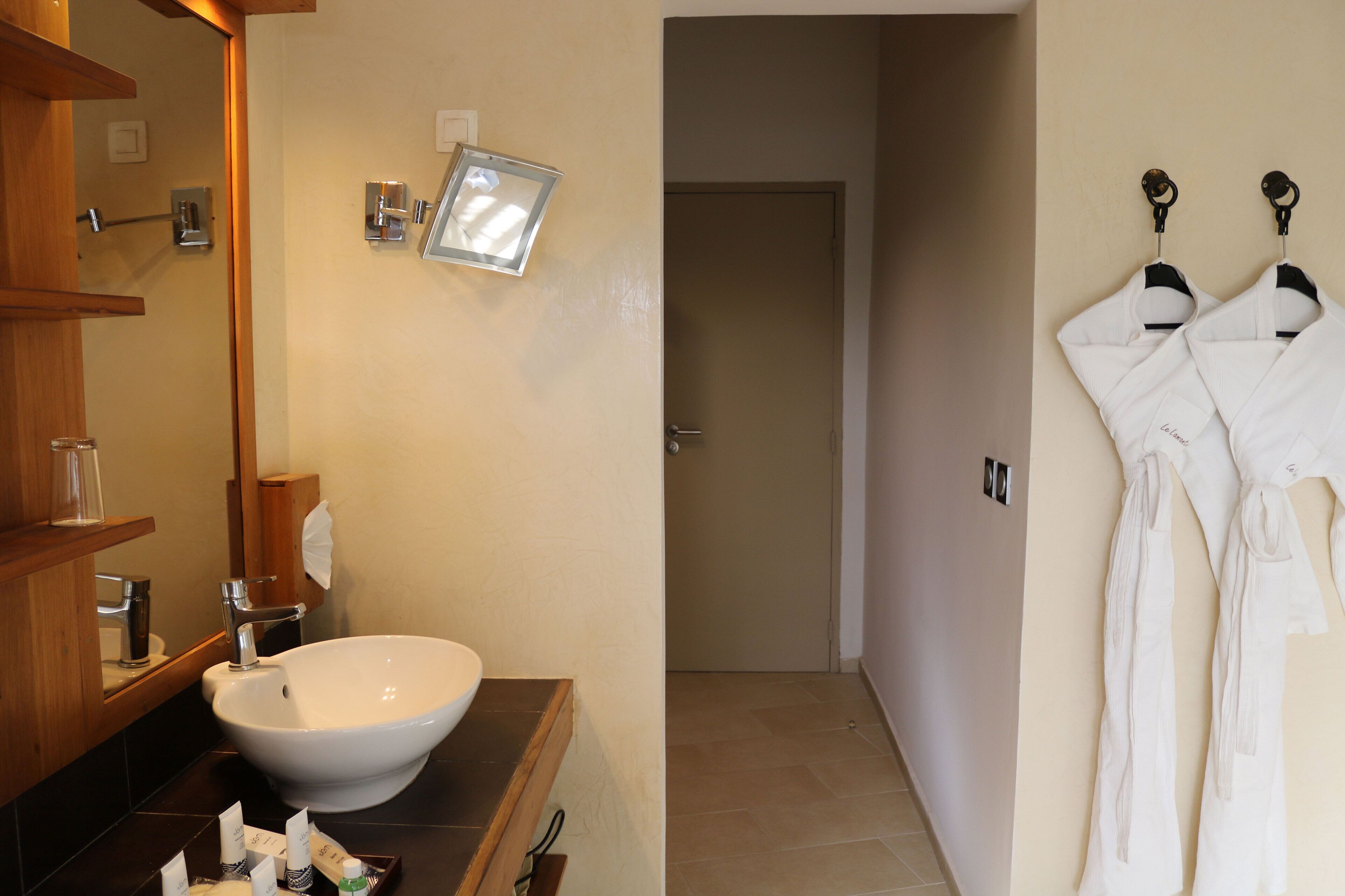 Un bagno con un lavandino grande, uno specchio e un porta asciugamani.
