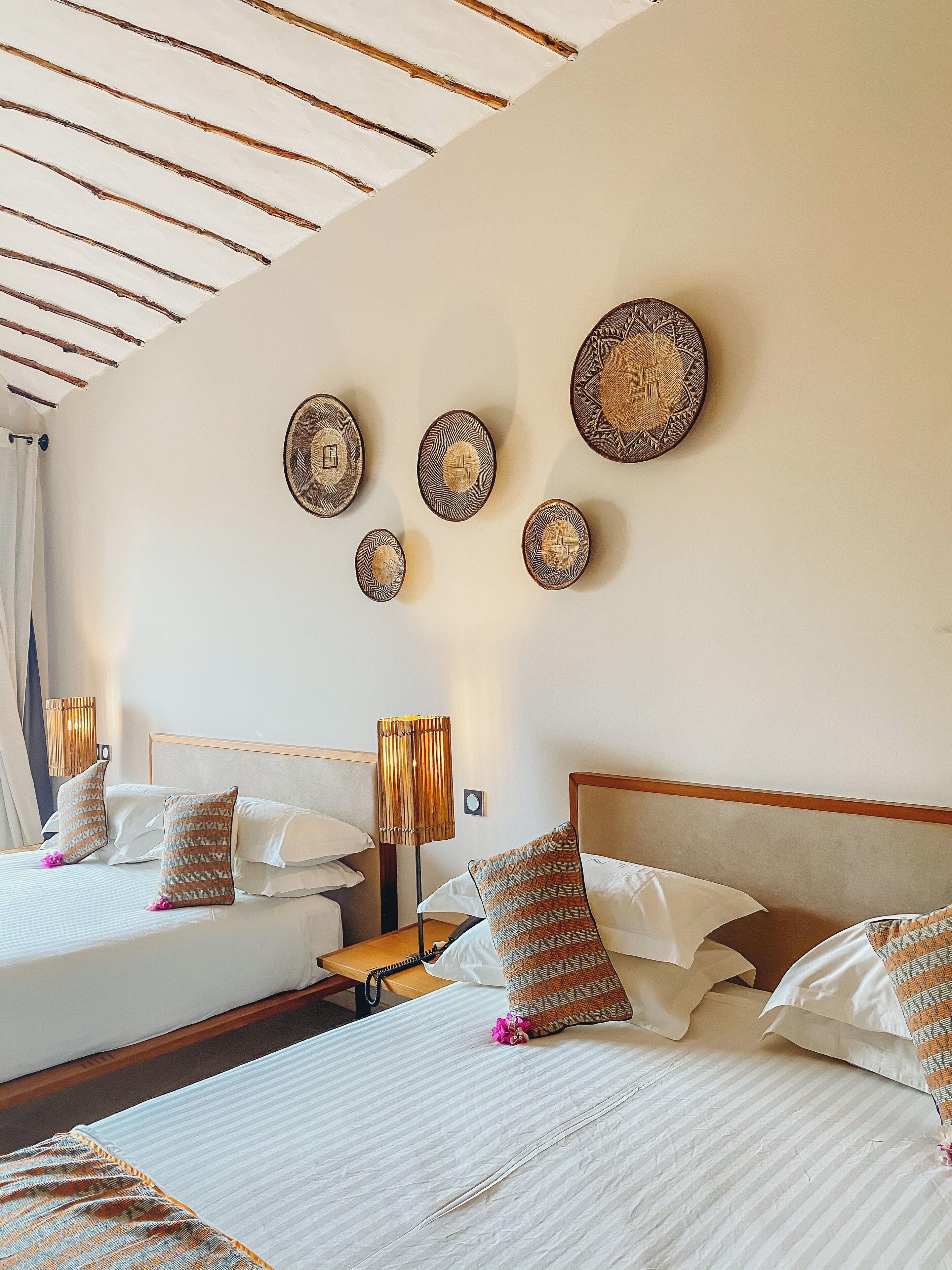 Perhehuone, 2 keskisuurta parisänkyä | Egyptinpuuvillaiset lakanat, ylelliset vuodevaatteet, minibaari