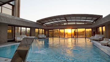 Innenpool, Außenpool, geöffnet von 16:00 Uhr bis 20:00 Uhr, Liegestühle
