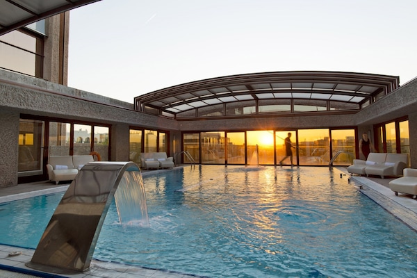 Una piscina techada, una piscina al aire libre