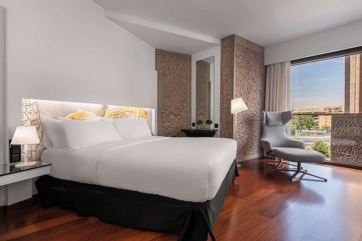Ropa de cama de alta calidad, minibar, caja fuerte y escritorio