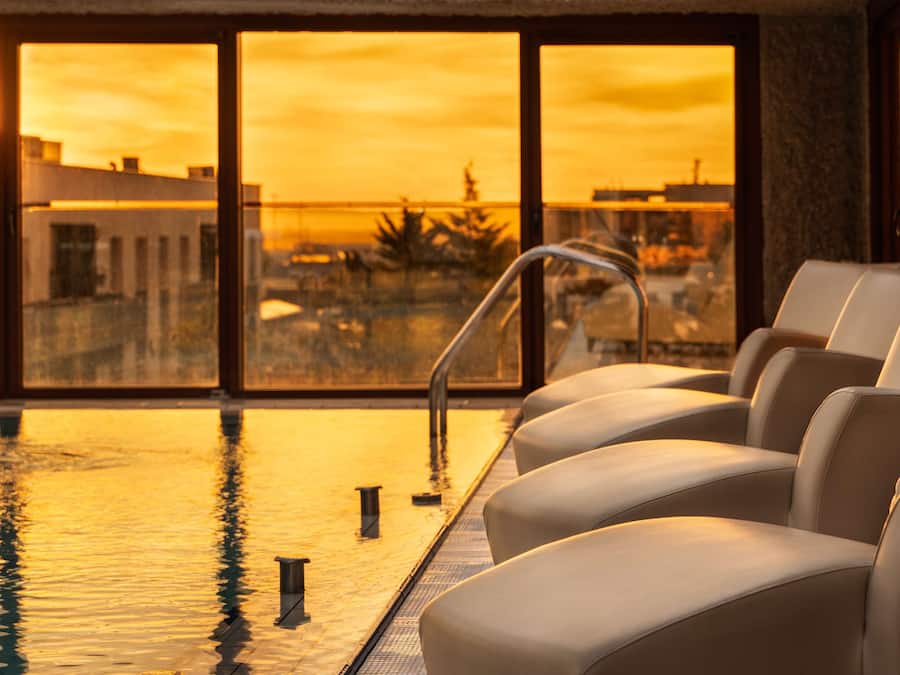 Piscina interna, piscina externa, espreguiçadeiras