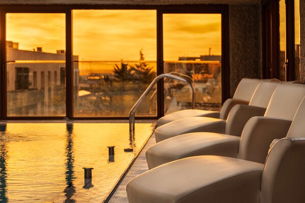 Piscine couverte, piscine extérieure, chaises longues