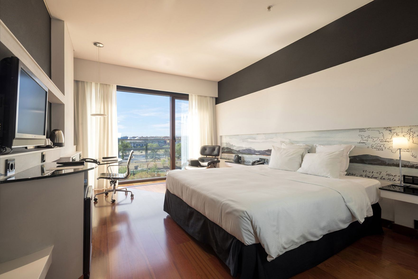 Premium bedding, minibar, in-room safe, desk