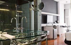 Separate bathtub and shower, free toiletries, hair dryer, towels - Hilton Madrid Airport (Madrid)