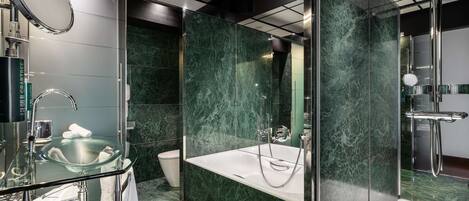 Une salle de bain moderne avec une douche à parois de verre, un lavabo en verre et des toilettes.