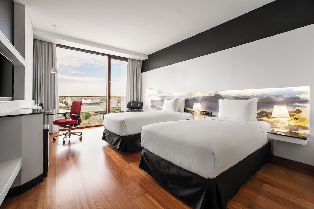 Luxe beddengoed, een minibar, een kluis op de kamer, een bureau