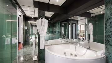 Presidentiële suite | Badkamer | Een aparte badkuip en douche, gratis toiletartikelen, een haardroger