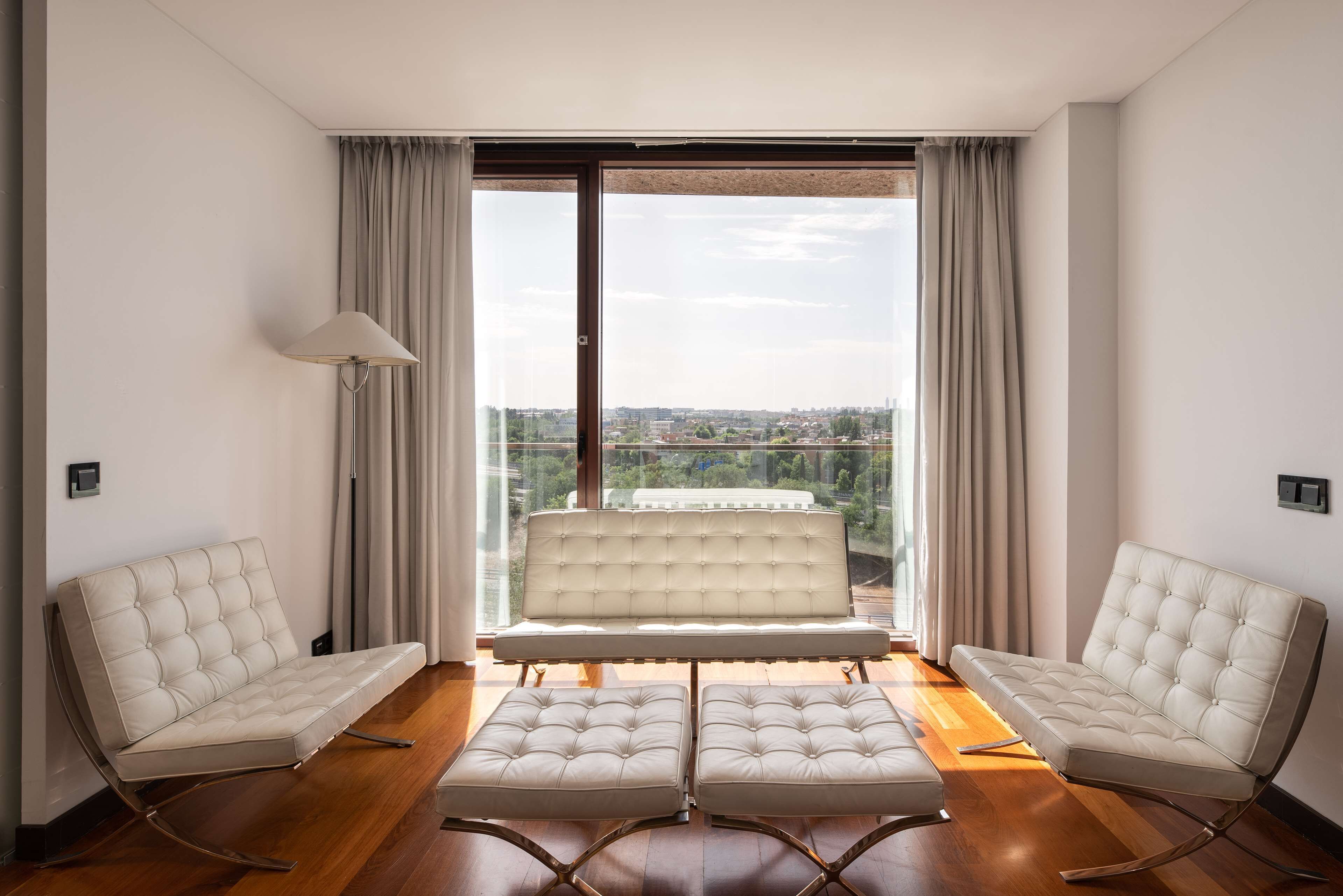 Suite presidencial | Zona de estar | Smart TV de 40 pulgadas con canales por cable, una televisión