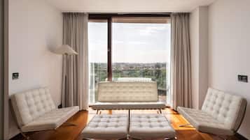 Suite presidencial | Zona de estar | Smart TV de 40 pulgadas con canales por cable, una televisión