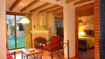 Suite junior | Área de sala de estar | Televisión LCD de 32 pulgadas con canales por cable y televisión