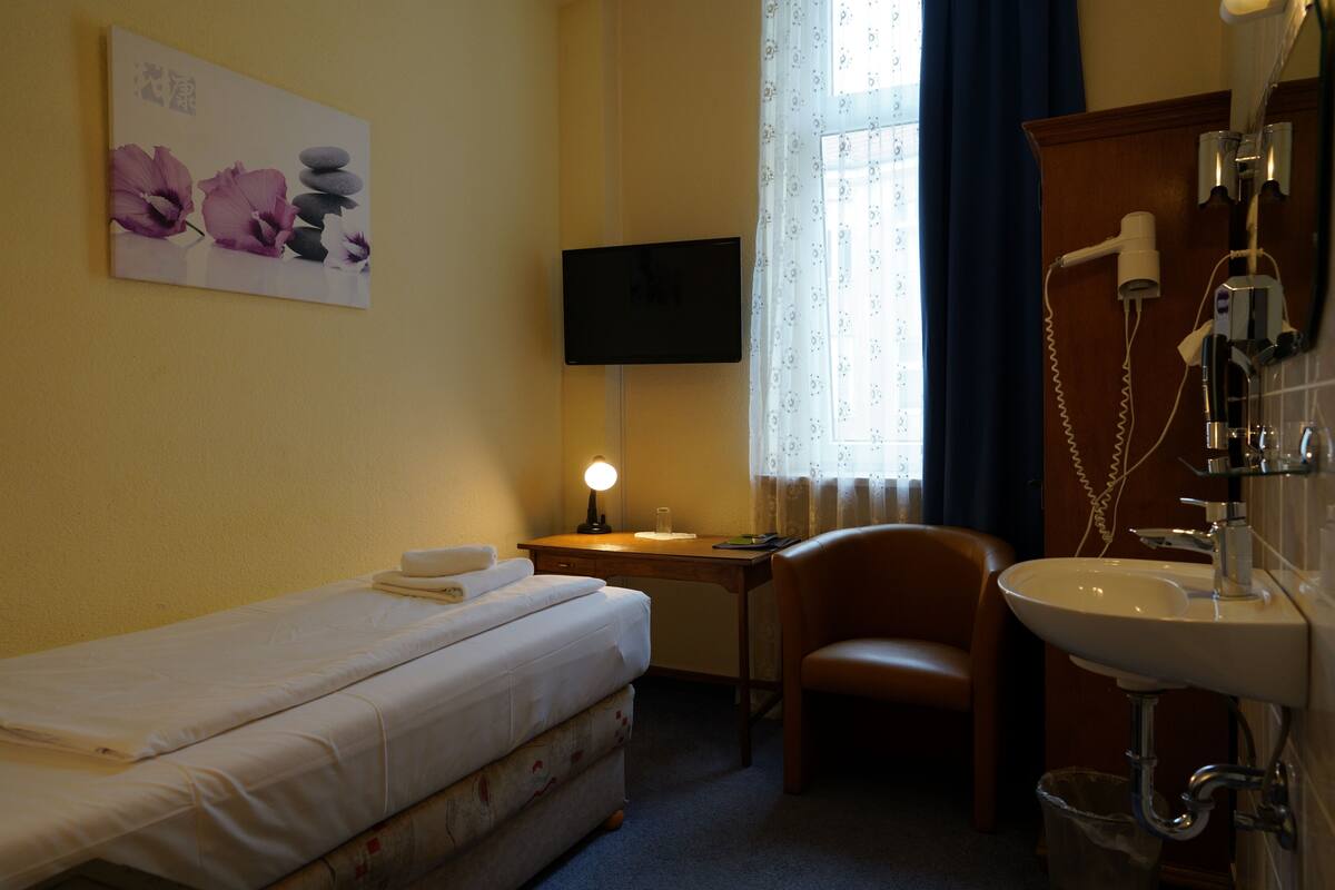 Enkeltrom (Shared toilet) | Skrivebord, lydisolert, strykejern/-brett og barnesenger
