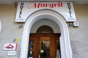 Front of property - Hotel Margrit (Berlin)