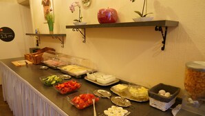 Un tavolo per buffet con diversi cibi e un cartello che indica un'altezza di 1,5 metri.