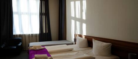 Chambre Double | Bureau, chambres insonorisées, fer et planche à repasser