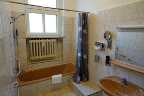 Standard Double Room | Bathroom | Shower, free toiletries, hair dryer, towels