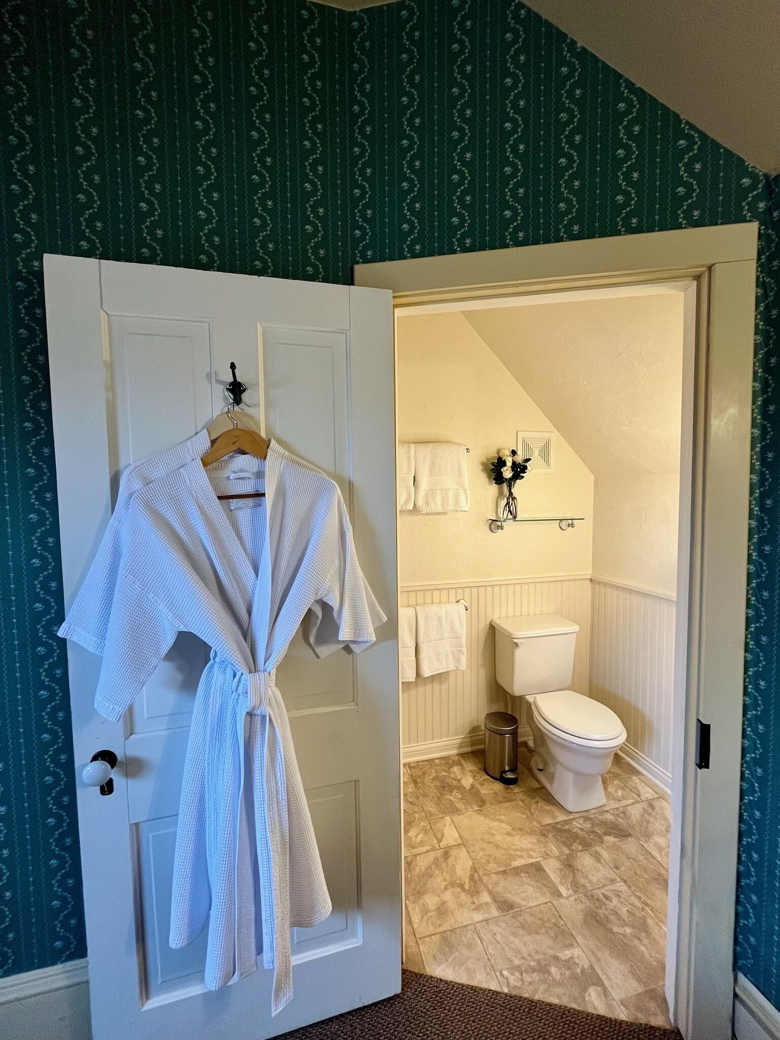 Une salle de bain avec des toilettes, un lavabo et un miroir.