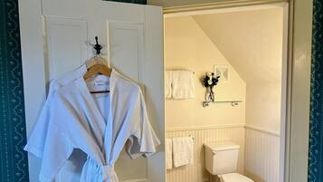 Une salle de bain avec des toilettes, un lavabo et un miroir.