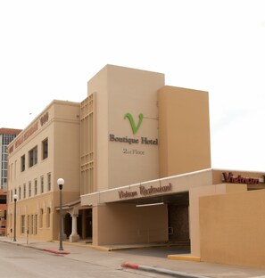 A building with a sign for 'Boutique Hotel' on the 2nd floor and 'Vietnam Restaurant' on the ground floor. - V Boutique Hotel (Corpus Christi)