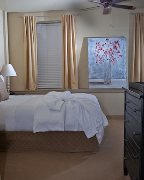Studio, 1 Queen Bed | Egyptian cotton sheets, premium bedding, down duvets, minibar - V Boutique Hotel (Corpus Christi)