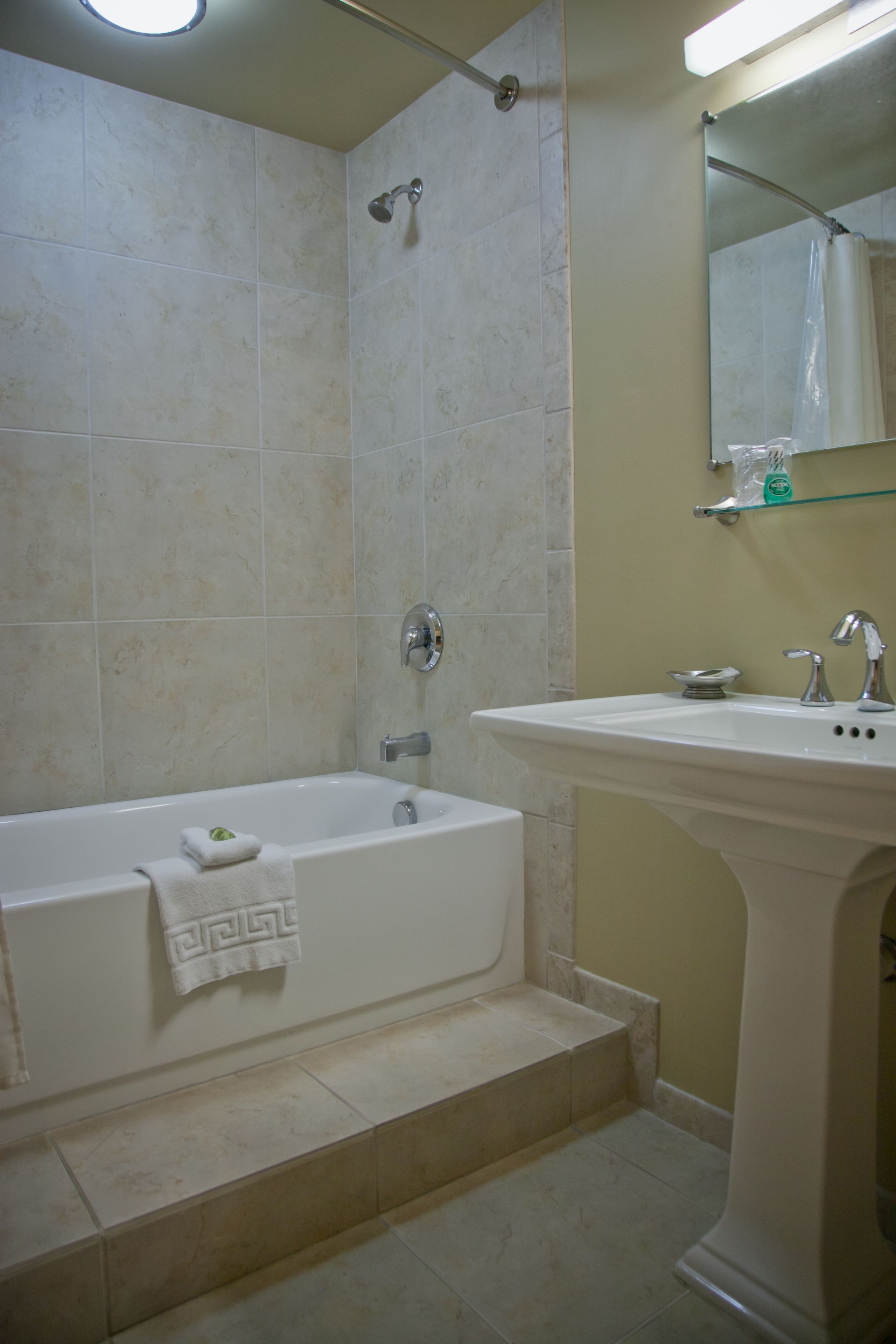 studio, 1 queen bed | bathroom | combined shower/bathtub, designer toiletries, hair dryer, bathrobes