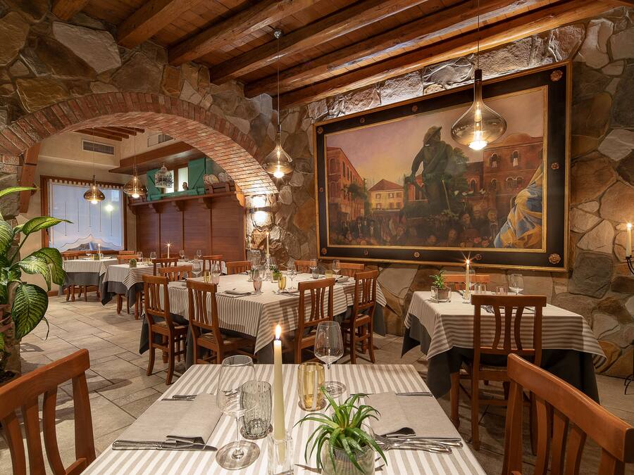 Breakfast, lunch, dinner served; Italian cuisine