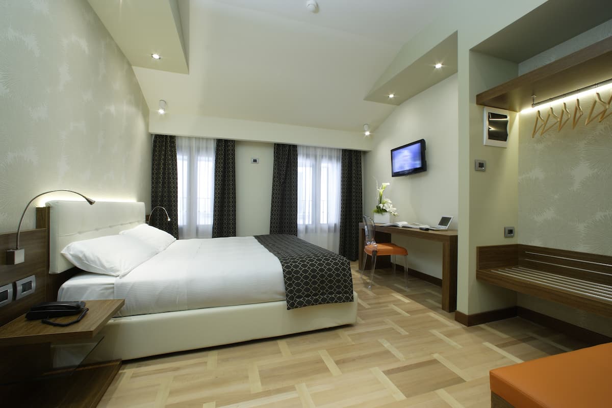 in-room safe, desk, laptop workspace, soundproofing