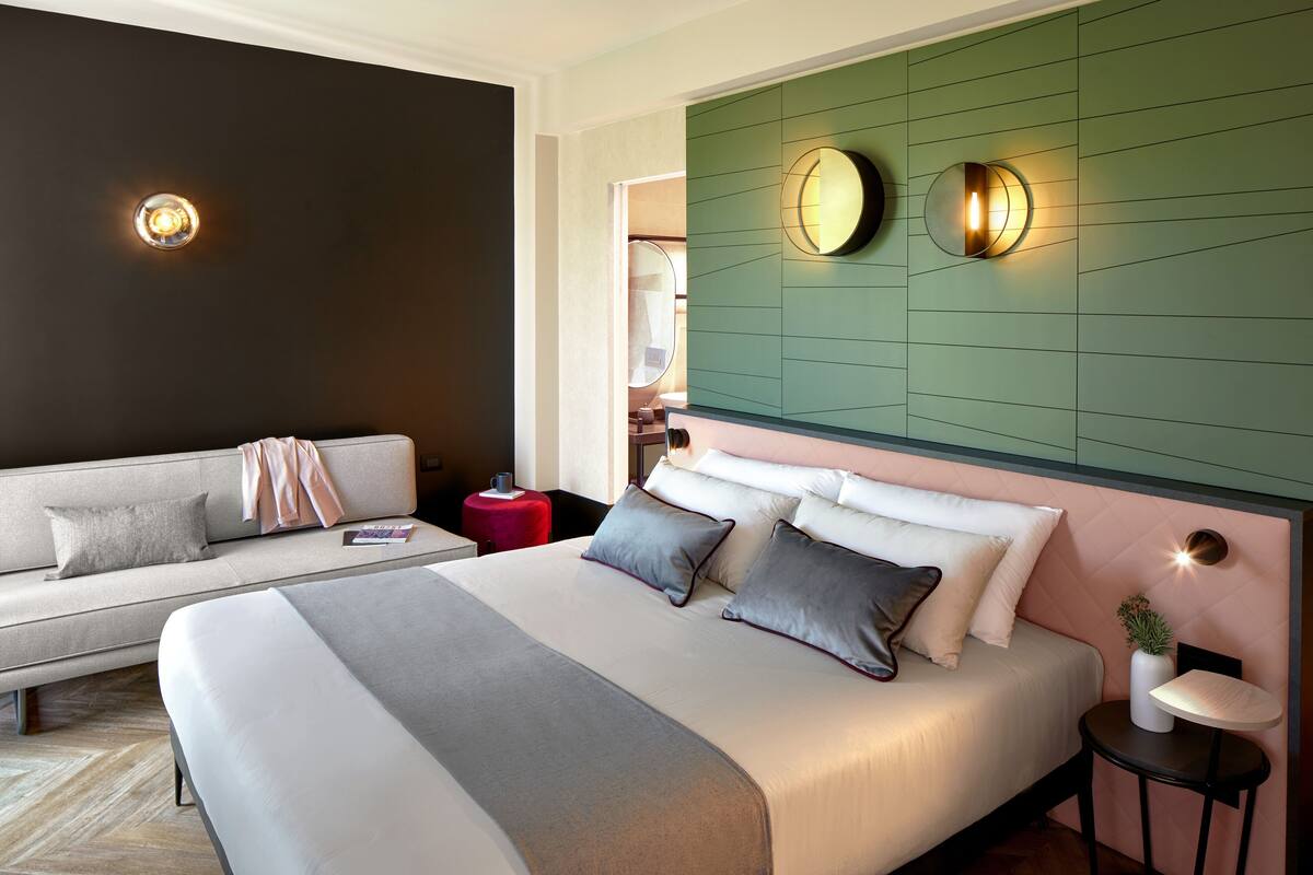 in-room safe, desk, laptop workspace, soundproofing