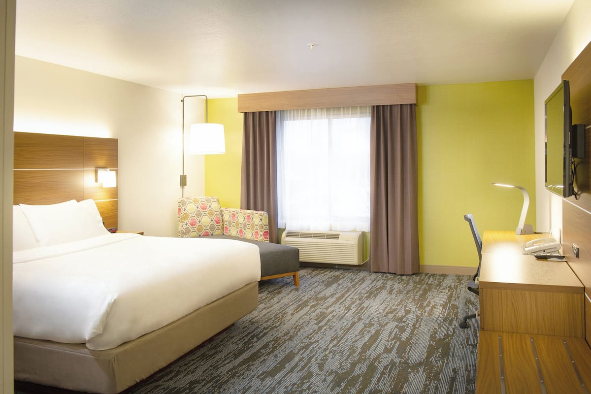 1 bedroom, premium bedding, desk, laptop workspace
