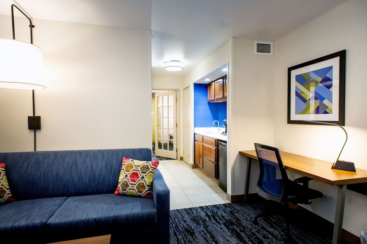1 bedroom, premium bedding, desk, laptop workspace