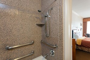 Bathroom - Howard Johnson Hotel & Suites by Wyndham Pico Rivera (Pico Rivera)