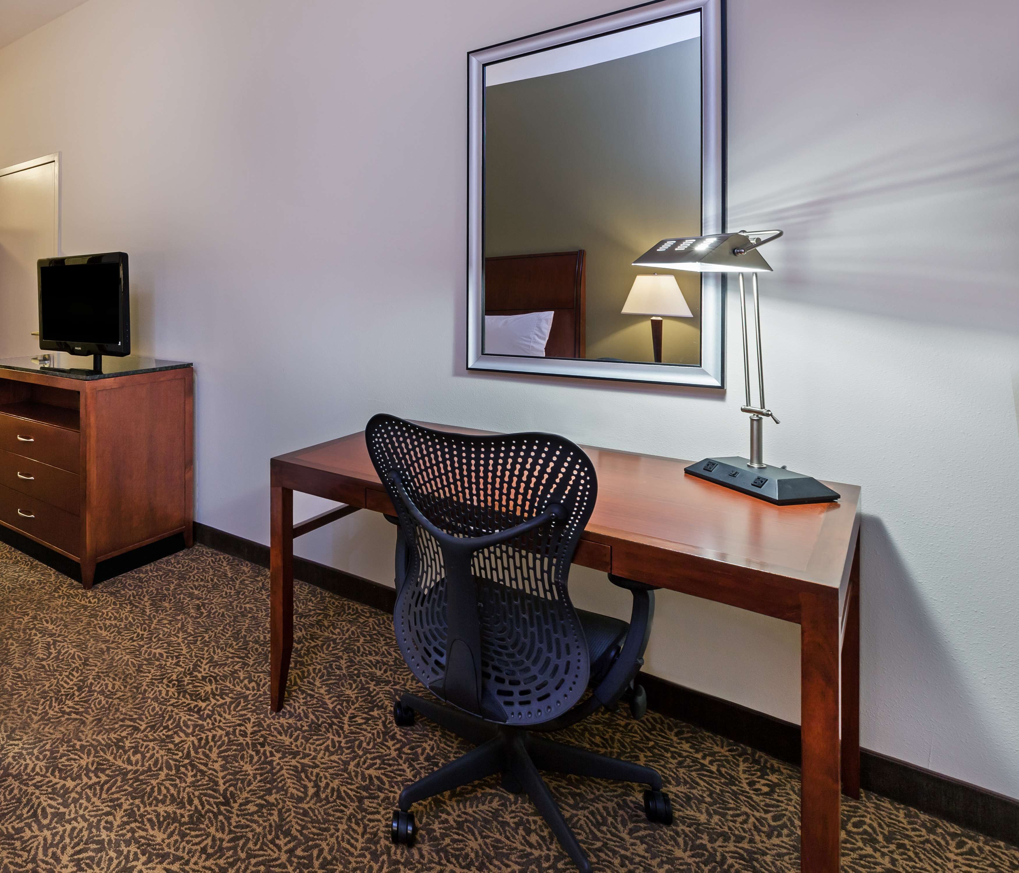 1 bedroom, premium bedding, desk, laptop workspace